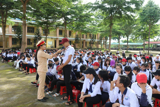 Học sinh Trường THPT Trần Phú giao lưu với các chiến sĩ CSGT về Luật giao thông đường bộ.