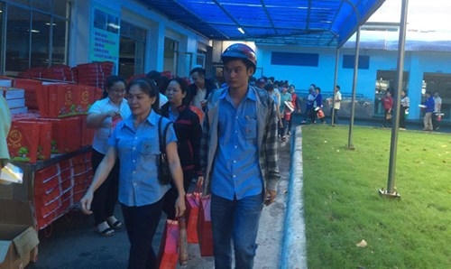 Công nhân hồ hởi nhận quà và tiền thưởng Tết nguyên đán 2016. Ảnh: Mạnh Thắng.