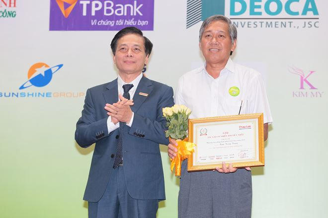 Phó tổng biên tập Vũ Hoàng Diệp trao giải cho tác giả Trần Trọng Trung.