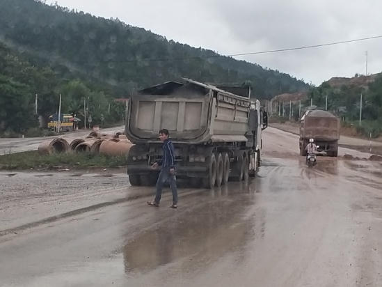 Dường như không có một cán bộ nào của Trạm thực hiện công tác kiểm tra tải trọng.