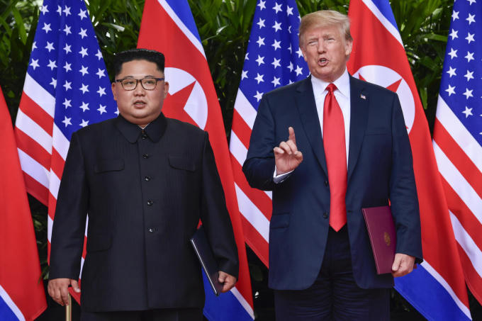 Sau cuộc gặp lịch sử tại khách sạn Capella, nhà lãnh đạo Triều Tiên Kim Jong-un coi như đã giành phần thắng trong “canh bạc lòng tin”. Ảnh: AP