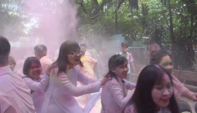 Học sinh trường Nguyễn Khuyến ném bột sơn vào nhau trong lễ bế giảng để lưu giữ kỉ niệm tuổi học trò.