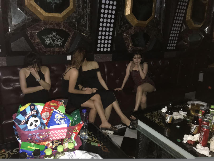 Các đối tượng trong phòng hát khi bị lực lượng Công an phát hiện, bắt giữ