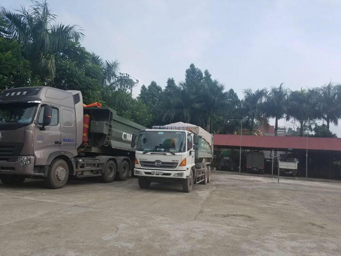Chiếc xe tải bị người dân bắt quả tang và bàn giao cho cho cơ quan chức năng
