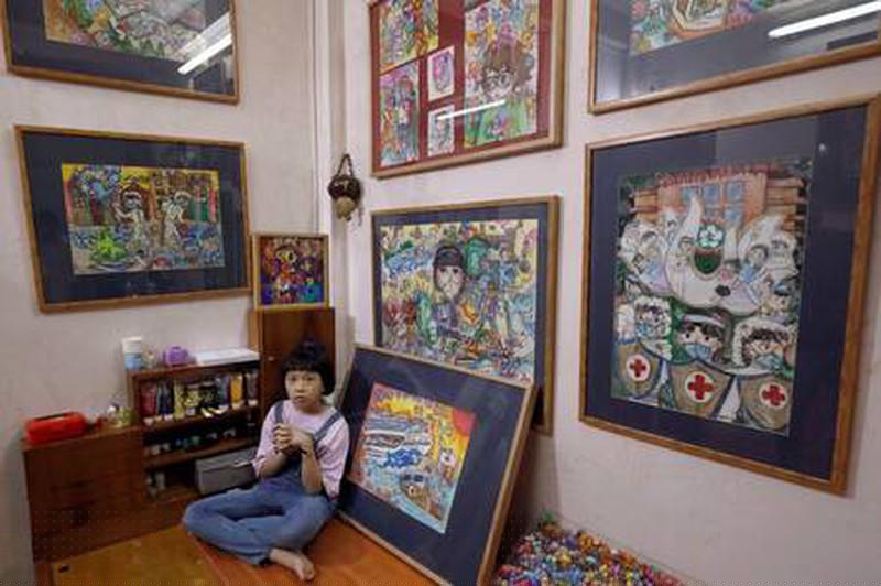 Nữ họa sĩ nhí trong phòng tranh của mình  