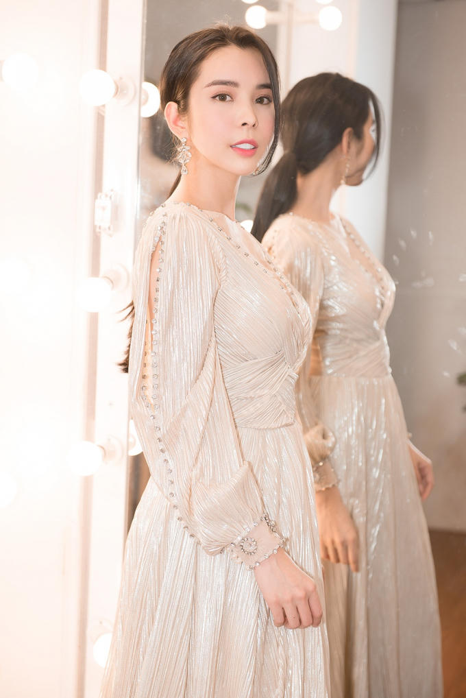 Huỳnh Vy mang 40 bộ trang phục sang Philippines tranh t&agrave;i tại Miss Tourism Queen Worldwide 2018