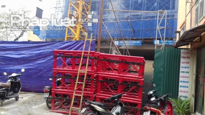 Hiện trường vụ sập giàn giáo trên phố Giáp Nhị.