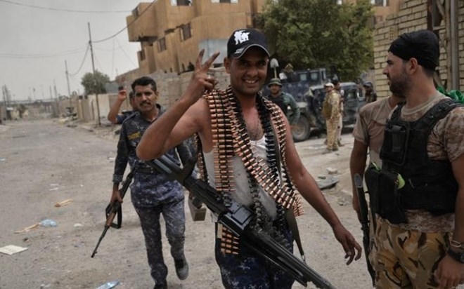 Quân đội chính phủ Iraq ăn mừng chiến thắng trên đường phố Fallujah. (Ảnh: AFP)