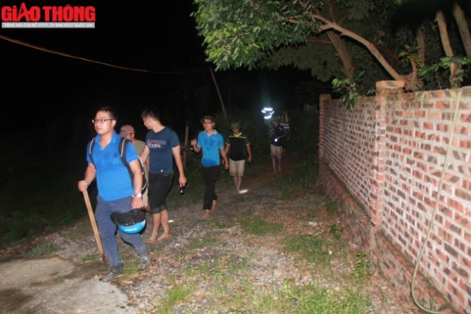 Đoàn truy tìm di chuyển về gần các hộ dân sinh sống để kiểm tra, bảo đảm ANTT và nhắc nhở người dân đề phòng, cảnh giác.