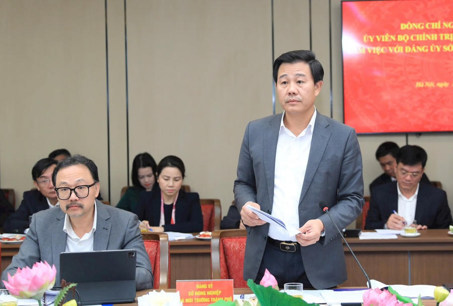 Giám đốc Sở Nông nghiệp và Môi trường Nguyễn Xuân Đại báo cáo tại buổi làm việc.