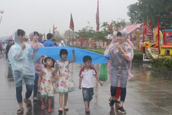 Tại các điểm, lực lượng chiên sĩ công an liên tục dùng loa thông báo, nhắc nhở du khách không chen lấn, xô đẩy tránh những tai nạn không mong muốn xảy ra do trời mưa. Đồng thời người dân cần bảo quản đồ đạc cá nhân, tránh bị kẻ xấu móc túi.