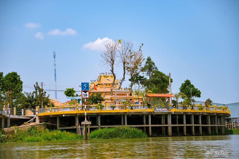 Đình Vĩnh Ngươn soi bóng xuống dòng kênh Vĩnh Tế. 