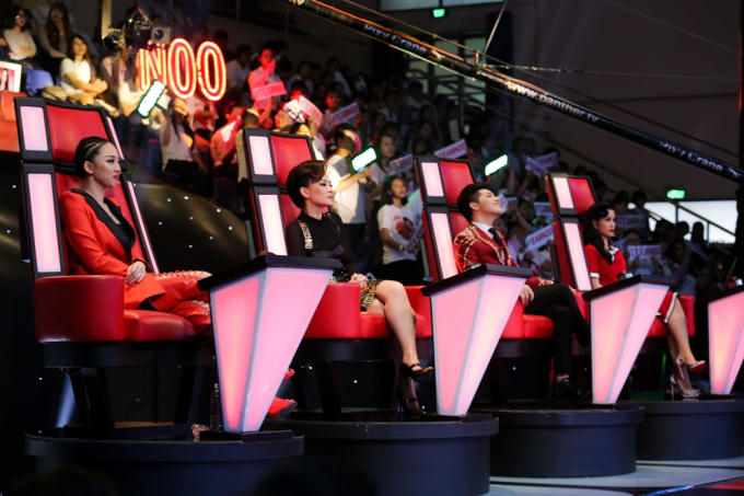 Đông Nhi lựa chọn Anh Tú đi tiếp trong tập 10 Giọng hát Việt 2017.