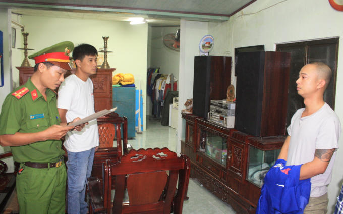 Công bố lệnh khám xét nhà Lê Nguyễn Bá Thịnh - một đối tượng trong đường dây cá độ.