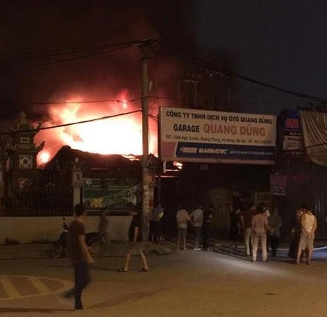 Ngọn lửa bốc cháy dữ dội.