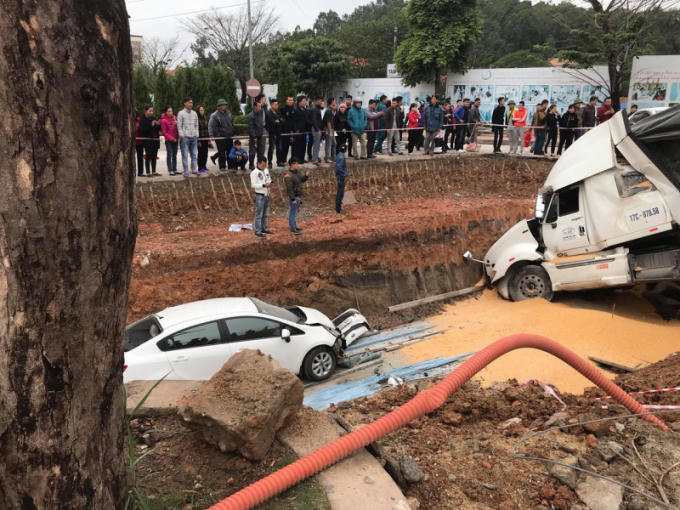 Xe &ocirc; t&ocirc; con bị cuốn theo xuống hố c&ocirc;ng tr&igrave;nh.