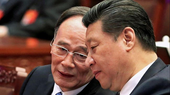 Vương Kỳ Sơn (trái), người đứng đầu UBKTKLTƯ khóa 18, và Chủ tịch Tập Cận Bình
