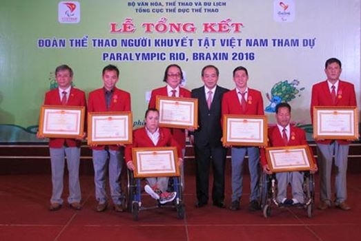Nhà vô địch Lê Văn Công(xe lăn bên phải) được tặng Huân chương Lao động hạng Nhất của Nhà nước.