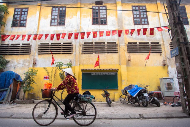 Hình ảnh những lá cờ treo tại phố Trần Quý Cáp (quận Đống Đa).