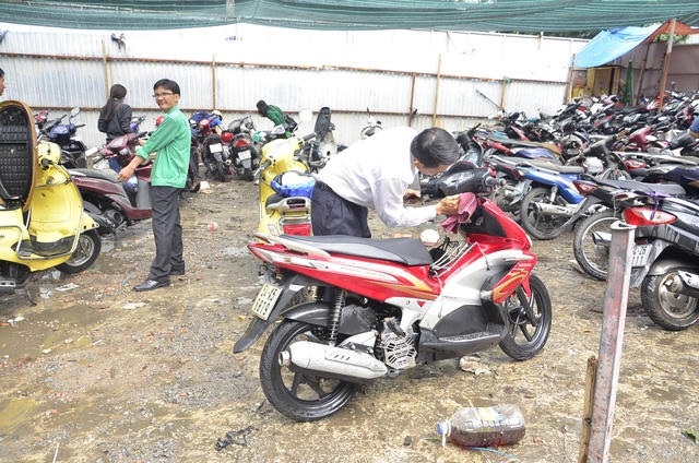 Nhiều người xót xe khi chiếc xe mấy chục triệu ngâm nước cả đêm.