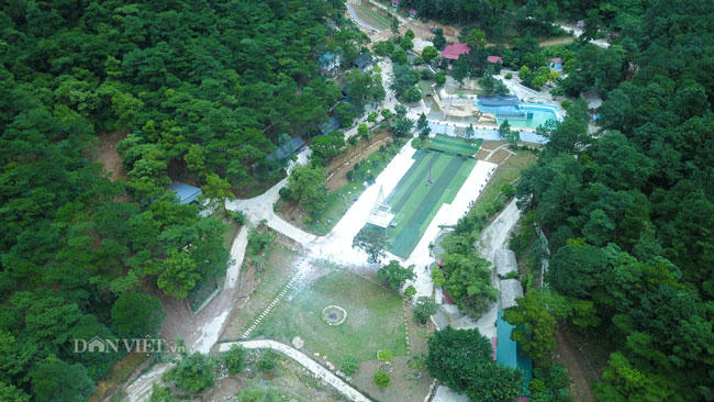 Theo ghi nhận của PV Dân Việt thì, từ ngoài xã Lâm Trường vào bên trong khu vực đang bị “xẻ thịt” ngay trên đất rừng này luôn cả bảng chỉ dẫn, số điện thoại của những khu biệt thự, nhà vườn, homestay,... Những công trình này được gắn cho những cái tên đẹp như Khu sinh thái Thiên Phú Lâm, Trà hoa viên Sóc Sơn...