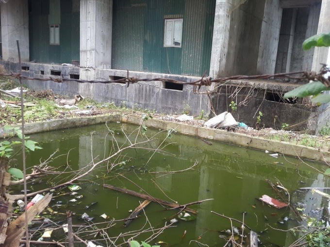 Cảnh hoang tàn bên trong công trường.