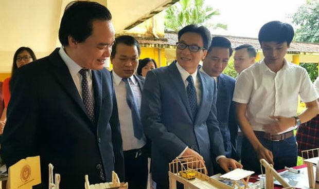 Phó Thủ tướng Vũ Đức Đam cùng Bộ trưởng Phùng Xuân Nhạ tham quan mô hình sáng tạo của sinh viên trưng bày tại hội thảo.