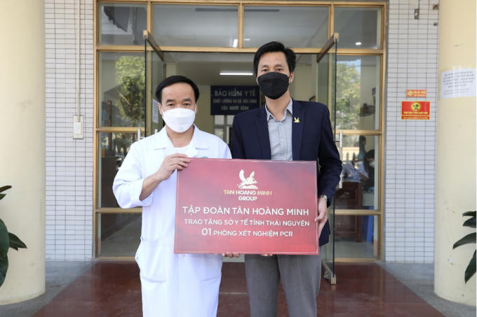 Đại diện Tập đoàn Tân Hoàng Minh trao tặng 01 phòng xét nghiệm PCR và 50.000 bộ Kit xét nghiệm nhanh