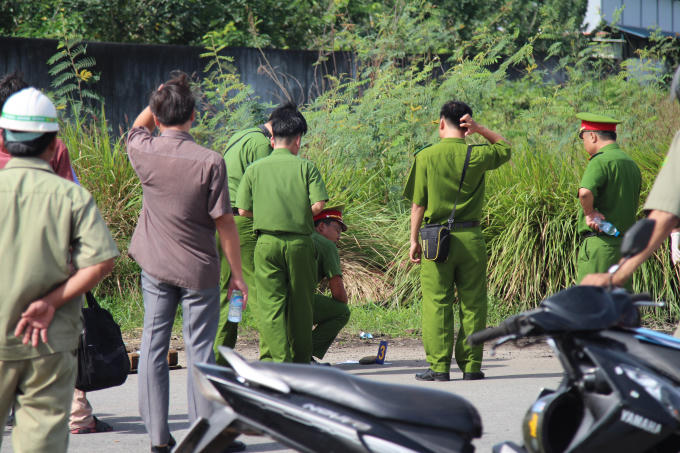 Công an tỉnh Bình Dương khám nghiệm hiện trường.