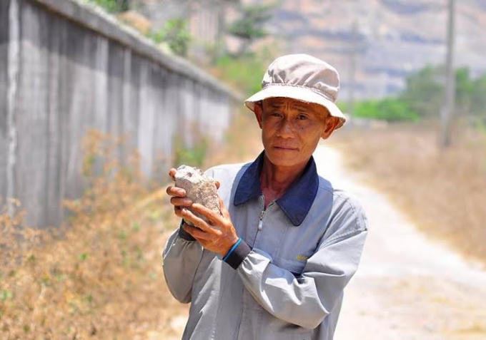 Ông Lê Trị bị nhóm học viên dùng đá dọa đập đầu.