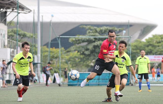 Nhiều nghĩa cử cao đẹp trong trận khai mạc Giải B&oacute;ng đ&aacute; B&aacute;o ch&iacute; miền trung