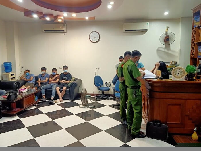 Lực lượng chức năng kiểm tra quán karaoke (Ảnh: Công an Hà Nam).