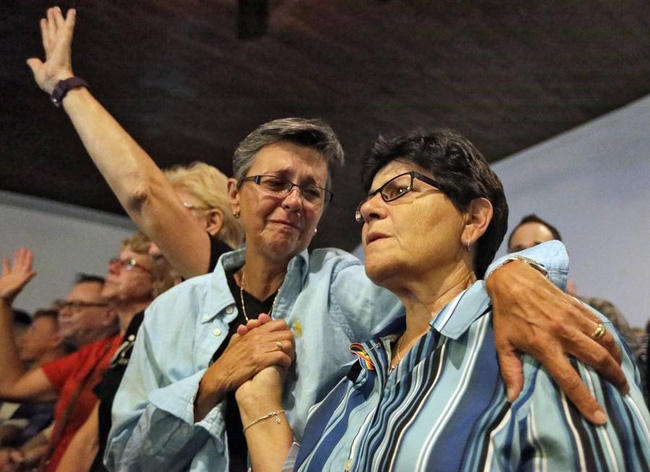 Những cái nắm tay thật chặt giúp những người ở lại cùng vượt qua nỗi buồn.