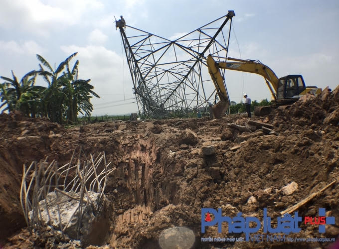 Có thể thấy, cây cột điện khổng lồ dường như yếu thế hơn so với hàng chuối được bà con nông dân trồng ngay dưới chân cây cột điện này.