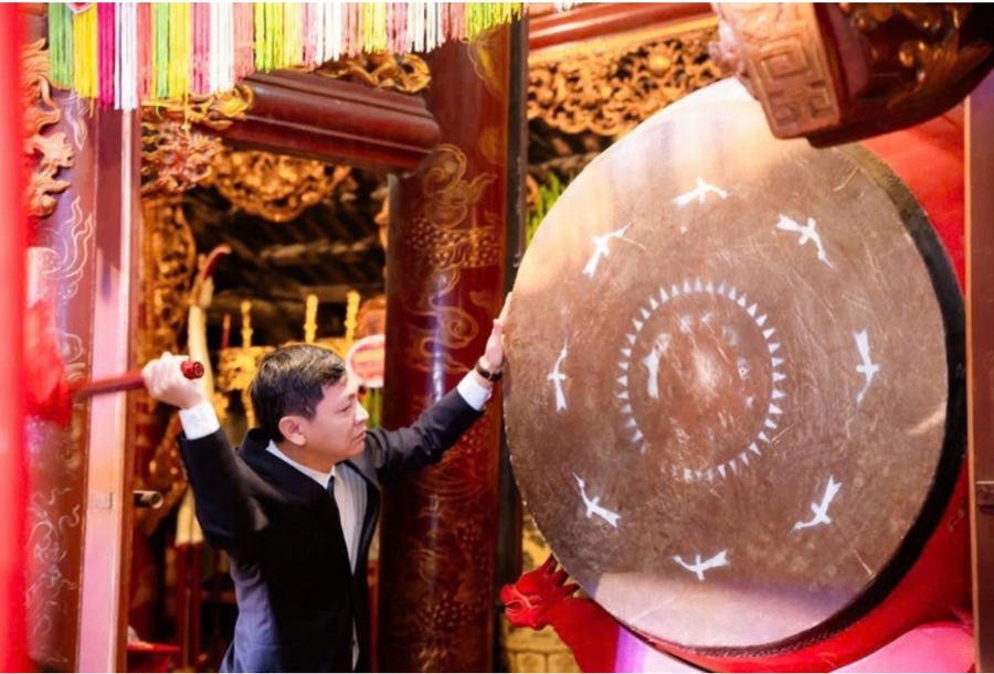 Thay mặt Ban tổ chức lễ hội, Phó Bí thư Đảng uỷ, Chủ tịch UBND xã Sóc Sơn - Đồng chí Phạm Quang Ngọc đã nổi hồi trống khai hội Gióng đền Sóc năm 2026