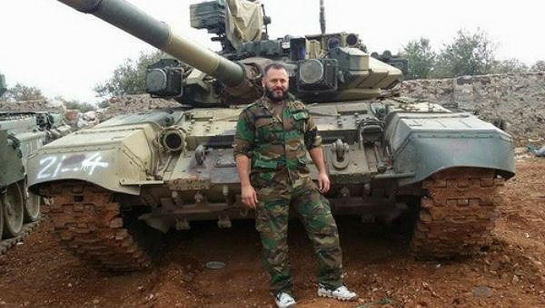 Lính chính phủ Syria đứng trước một chiếc T-90A.
