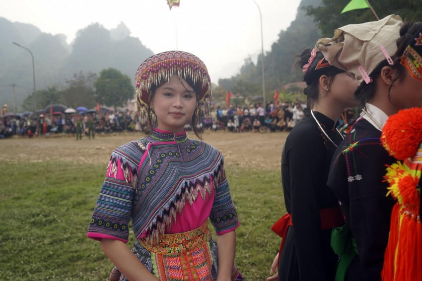 Một sơn nữ người Mông mang trên mình bộ thổ cẩm được may tinh xảo.