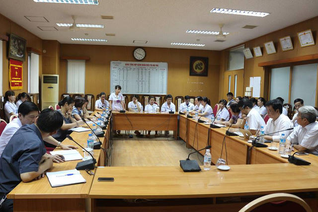 Tổng hội Y học Việt Nam thăm các Bác sỹ và cán bộ y tế khoa Hồi sức tích cực - đơn nguyên thận nhân tạo Bệnh viện đa khoa tỉnh Hoà Bình