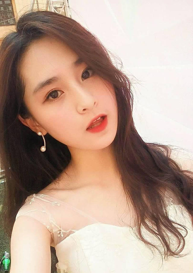 Nữ sinh 2000 bất ngờ nổi tiếng chỉ sau 1 khoảnh khắc mỉm cười lướt qua ống k&iacute;nh!