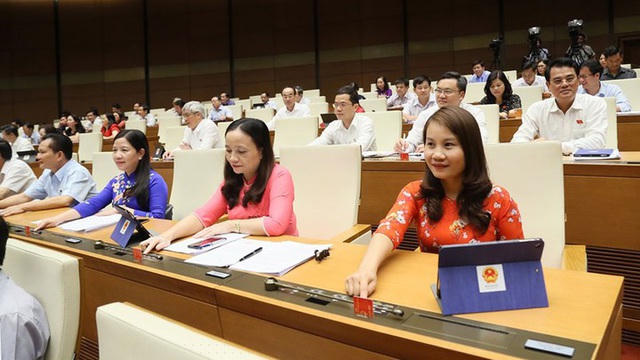 Các đại biểu bấm nút biểu quyết chọn chuyên đề giám sát tối cao trong năm 2020 về việc phòng chống xâm hại trẻ em.