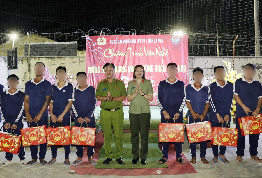 Thượng tá Nguyễn Tấn Đạt và Thượng tá Trần Thanh Thảo – Phó Trưởng phòng Công tác chính trị, Công an tỉnh Cà Mau trao quà cho các học viên cai nghiện.