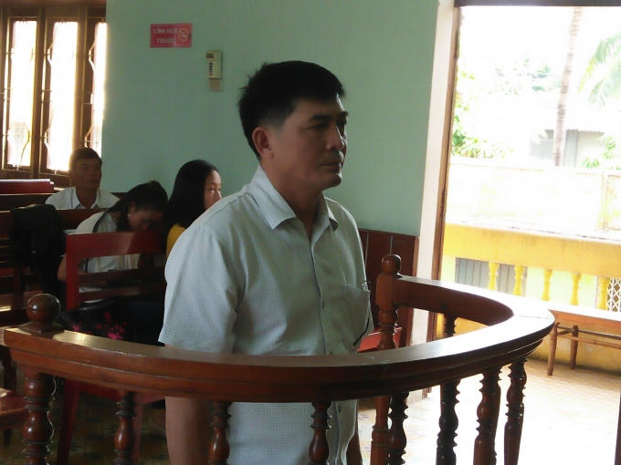 Bị cáo Trần Quang Hùng nguyên viện trưởng VKS huyện Tu Mơ Rông trước vành móng ngựa.