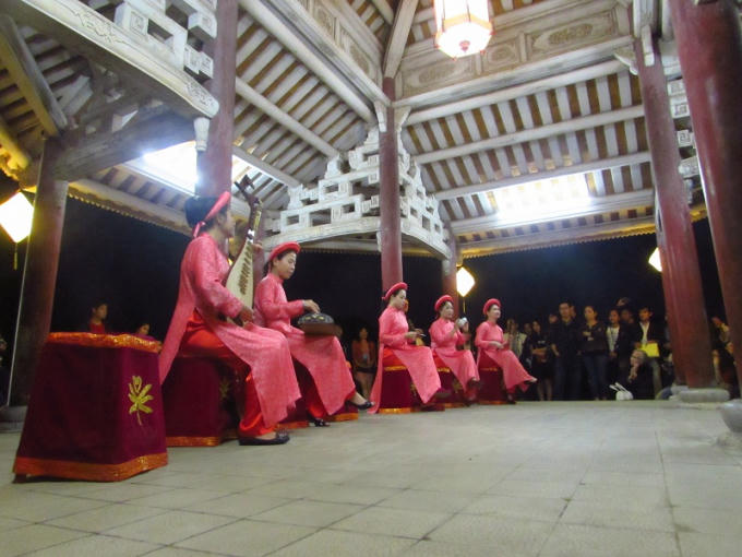 Du khách còn được thưởng thức ca Huế trong Đại Nội.