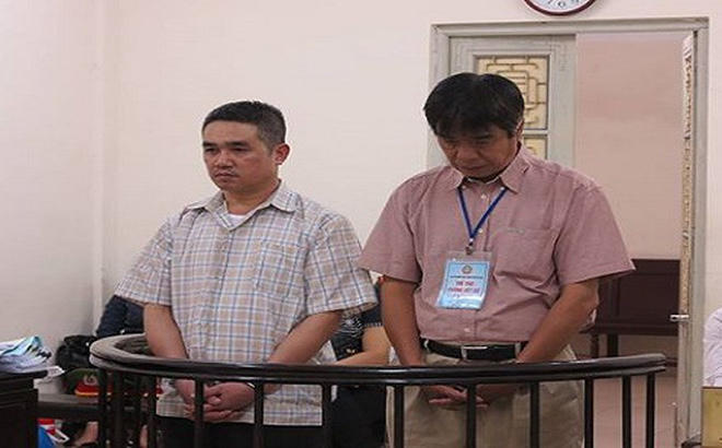 Hai bị cáo Phong và Long trước vành móng ngựa.