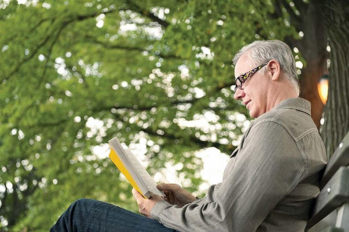 Đọc sách giúp giảm 32% nguy cơ mắc bệnh Alzheimer ở tuổi già.