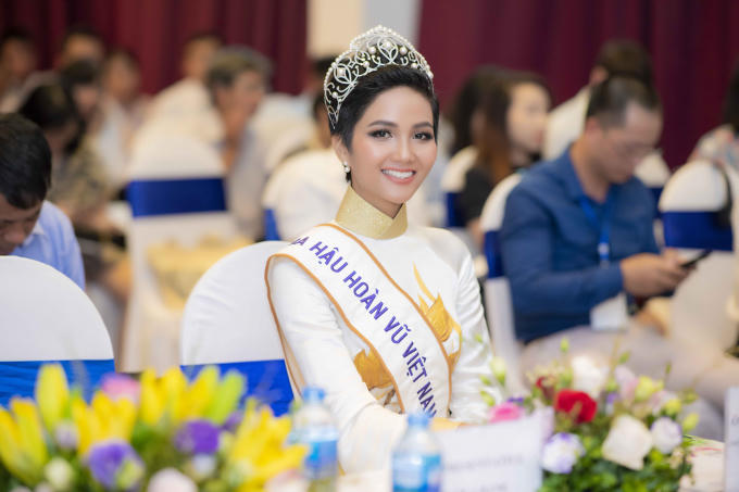 Hoa hậu H'hen Ni&ecirc; đội vương miện, khoe vẻ đẹp dịu d&agrave;ng trong t&agrave; &aacute;o d&agrave;i