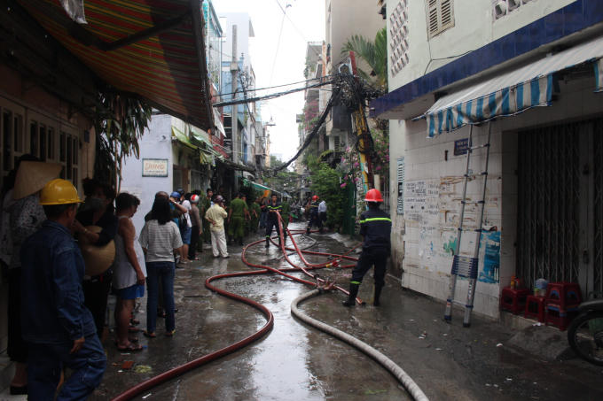 Căn nhà bị cháy nằm sâu trong hẻm.