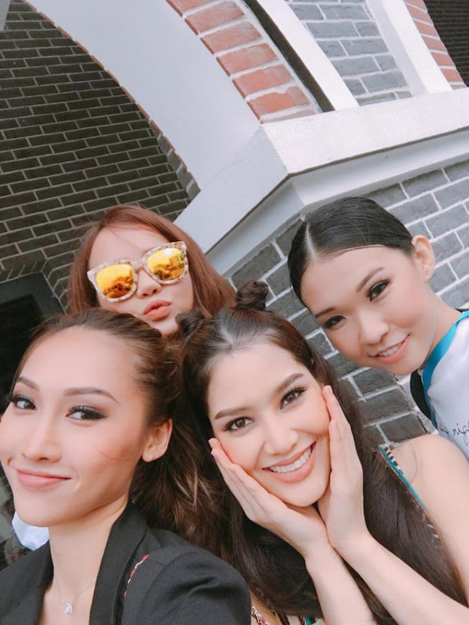 Kiều Ngân (đeo kính) chụp hình selfile cùng Khánh Ngọc (bên trái) và 2 người mẫu khác.