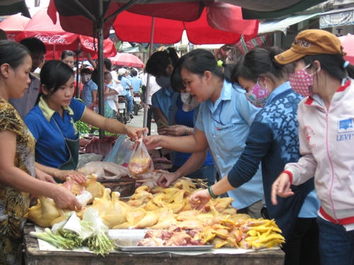 Các bà nội trợ bối rối trước “mê trận” thực phẩm.