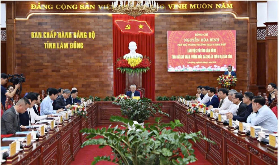 Quang cảnh buổi làm việc của Phó Thủ tướng Thường trực Chính phủ Nguyễn Hòa Bình với tỉnh Lâm Đồng về tháo gỡ các dự án tồn đọng trên địa bàn. Ảnh: Báo Lâm Đồng